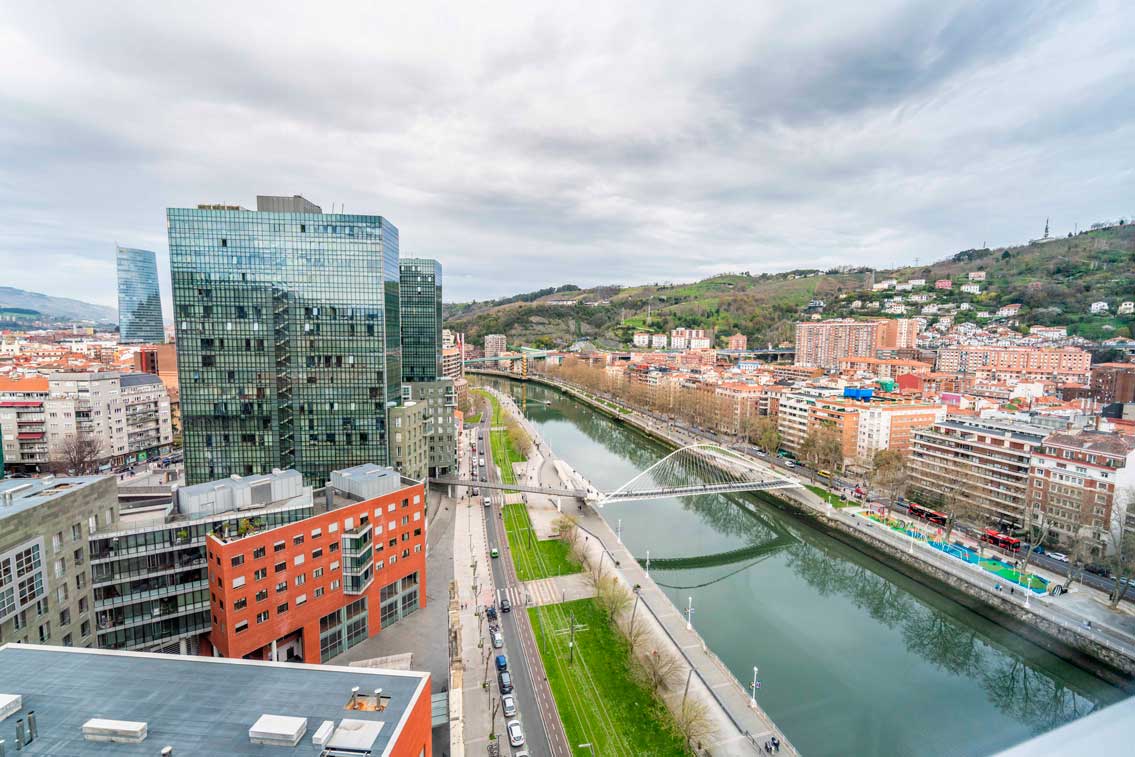 Vistas del aula de Advanced Esthetic Seminars al skyline de Bilbao